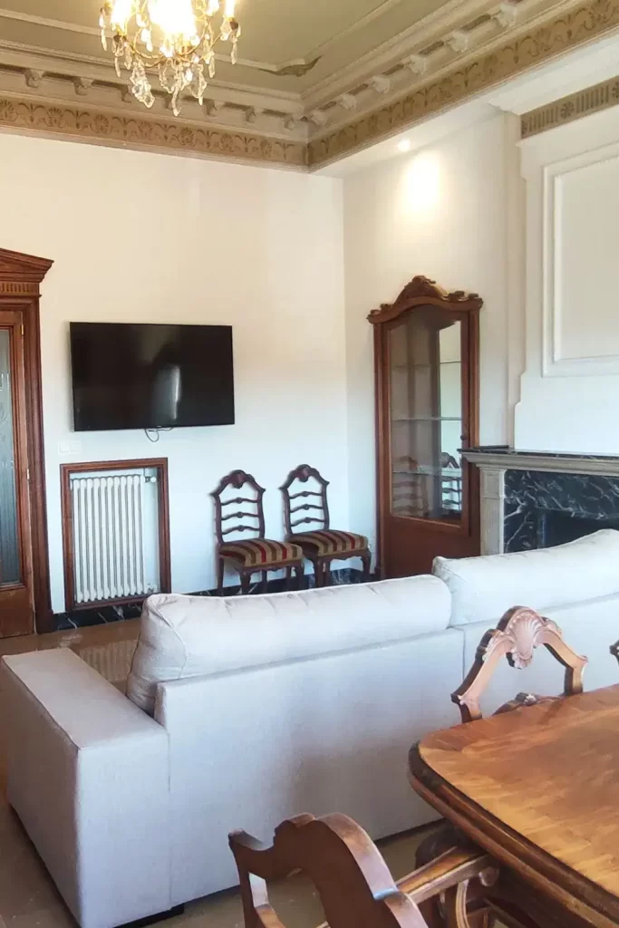 Sala d'estudi amb un bonic sofà, una televisió i una taula