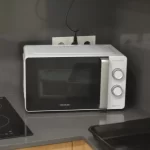 Cuina amb vitroceràmica i microones de residència universitària de Vic.
